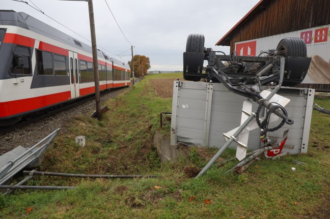 Lokalbahn kollidiert auf Bahnbergang in Waizenkirchen mit LKW-Anhnger