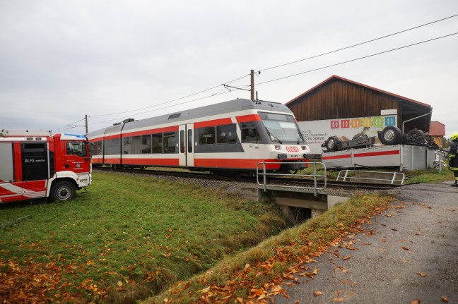 Lokalbahn kollidiert auf Bahnbergang in Waizenkirchen mit LKW-Anhnger