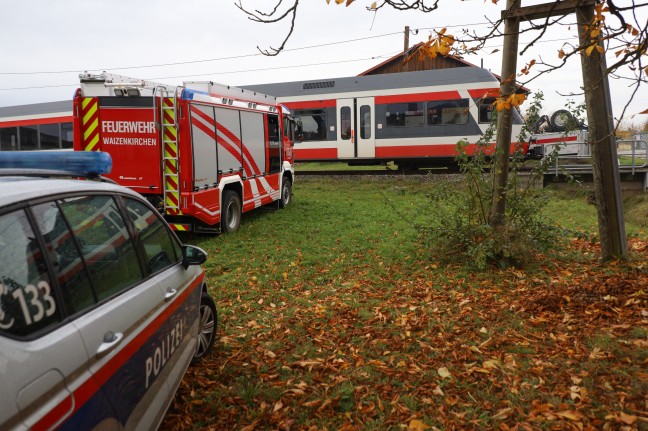 Lokalbahn kollidiert auf Bahnbergang in Waizenkirchen mit LKW-Anhnger