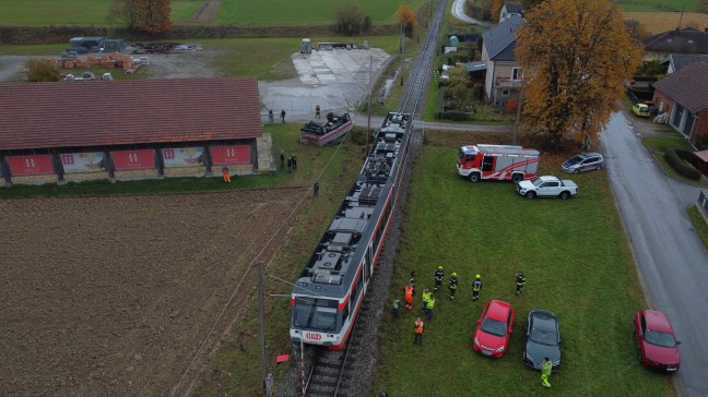 Lokalbahn kollidiert auf Bahnbergang in Waizenkirchen mit LKW-Anhnger