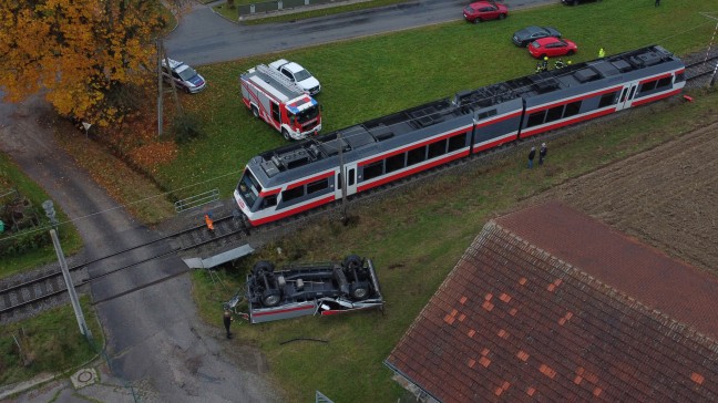 Lokalbahn kollidiert auf Bahnbergang in Waizenkirchen mit LKW-Anhnger