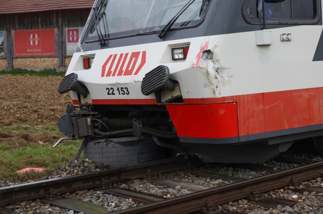 Lokalbahn kollidiert auf Bahnbergang in Waizenkirchen mit LKW-Anhnger