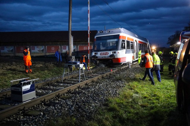 Lokalbahn kollidiert auf Bahnbergang in Waizenkirchen mit LKW-Anhnger