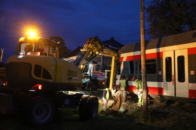 Lokalbahn kollidiert auf Bahnbergang in Waizenkirchen mit LKW-Anhnger