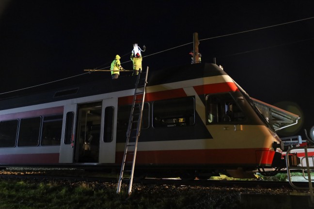 Lokalbahn kollidiert auf Bahnbergang in Waizenkirchen mit LKW-Anhnger