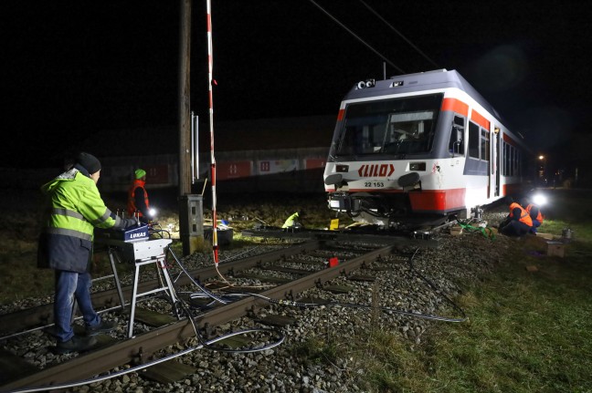 Lokalbahn kollidiert auf Bahnbergang in Waizenkirchen mit LKW-Anhnger