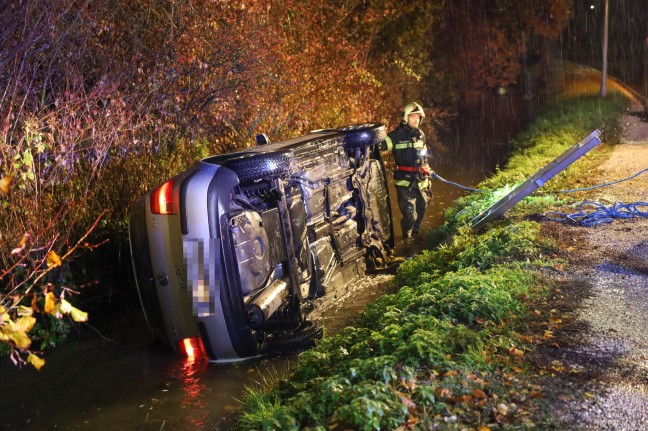 Autolenker bei Unfall in Wels-Neustadt mit PKW im Grünbach gelandet