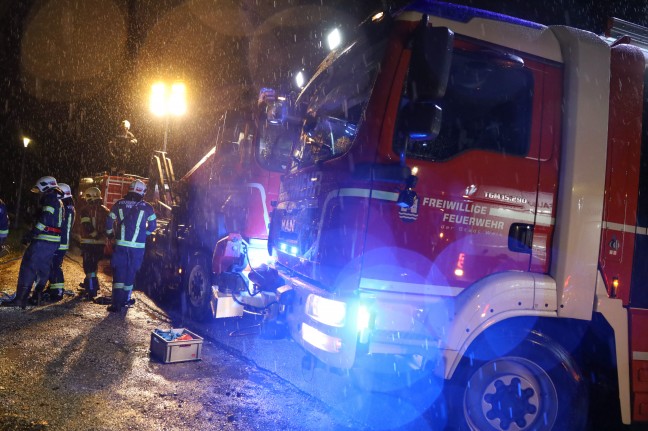 Autolenker bei Unfall in Wels-Neustadt mit PKW im Grünbach gelandet