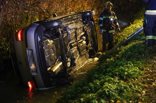 Autolenker bei Unfall in Wels-Neustadt mit PKW im Grünbach gelandet