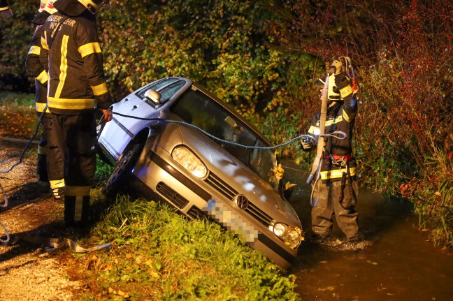 Autolenker bei Unfall in Wels-Neustadt mit PKW im Grünbach gelandet