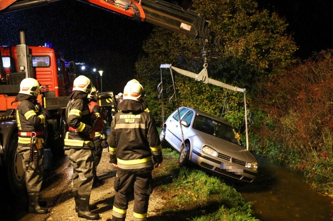 Autolenker bei Unfall in Wels-Neustadt mit PKW im Grünbach gelandet