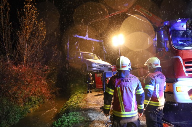 Autolenker bei Unfall in Wels-Neustadt mit PKW im Grünbach gelandet