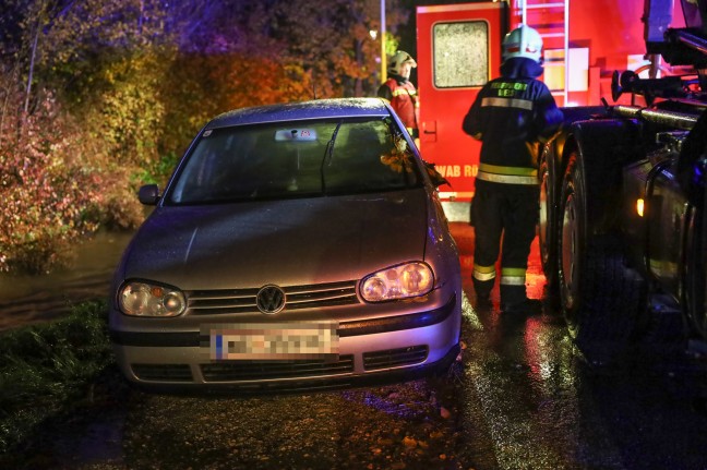 Autolenker bei Unfall in Wels-Neustadt mit PKW im Grünbach gelandet