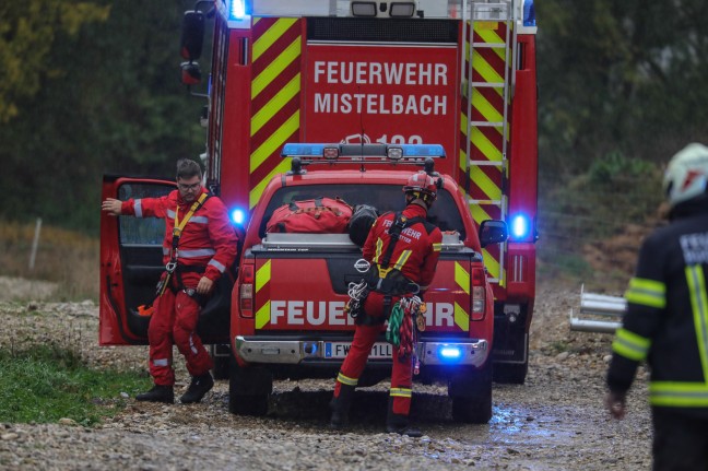 Feuerwehr mit Hhenrettern bei Personenrettung aus defektem Deckenkran in Buchkirchen im Einsatz