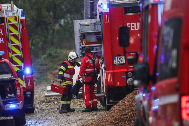 Feuerwehr mit Hhenrettern bei Personenrettung aus defektem Deckenkran in Buchkirchen im Einsatz