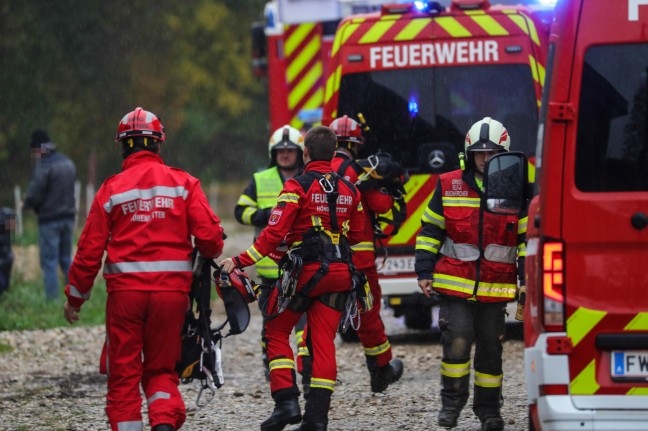 Feuerwehr mit Hhenrettern bei Personenrettung aus defektem Deckenkran in Buchkirchen im Einsatz