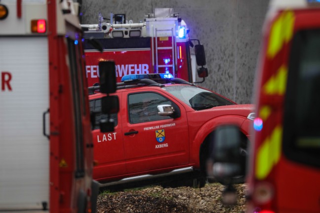 Feuerwehr mit Hhenrettern bei Personenrettung aus defektem Deckenkran in Buchkirchen im Einsatz