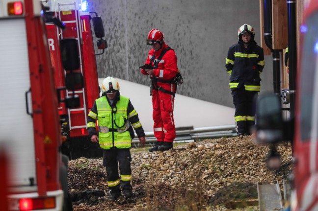 Feuerwehr mit Hhenrettern bei Personenrettung aus defektem Deckenkran in Buchkirchen im Einsatz