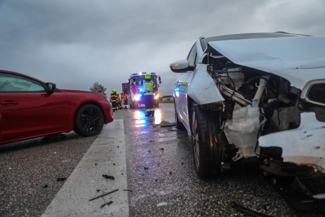 Kreuzungscrash zweier Autos in Marchtrenk