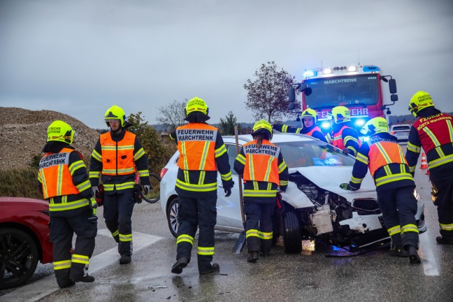 Kreuzungscrash zweier Autos in Marchtrenk