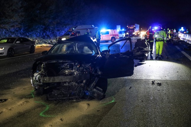 Geisterfahrerunfall: Drei teils Schwerverletzte bei folgenschwerem Crash auf Westautobahn in Pucking