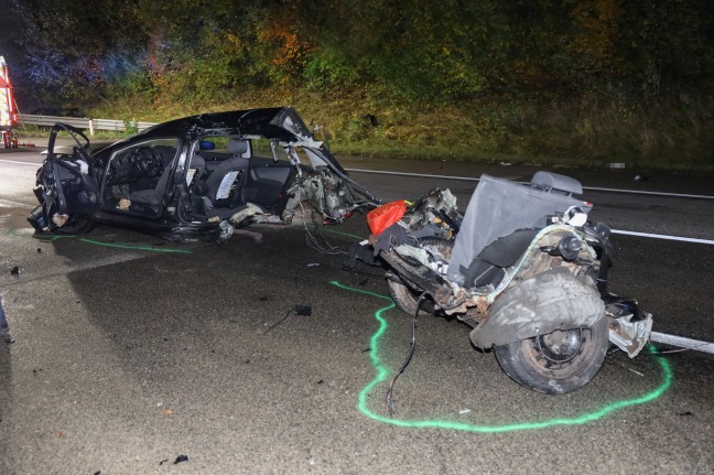 Geisterfahrerunfall: Drei teils Schwerverletzte bei folgenschwerem Crash auf Westautobahn in Pucking