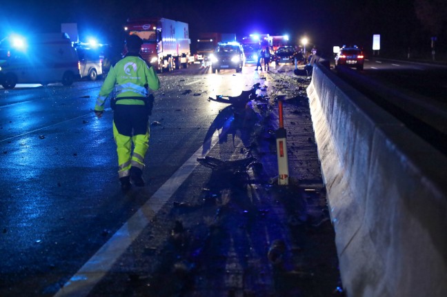 Geisterfahrerunfall: Drei teils Schwerverletzte bei folgenschwerem Crash auf Westautobahn in Pucking