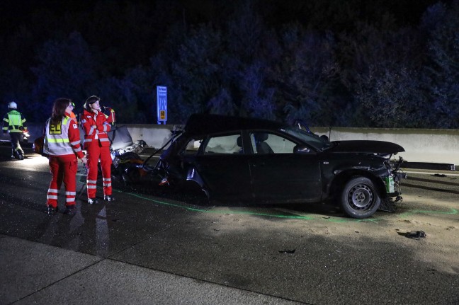 Geisterfahrerunfall: Drei teils Schwerverletzte bei folgenschwerem Crash auf Westautobahn in Pucking