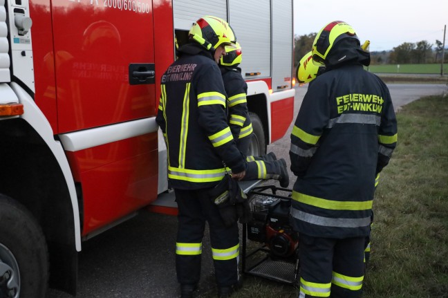 Belftungsmanahmen nach Brand in einer Lagerhalle in Edt bei Lambach