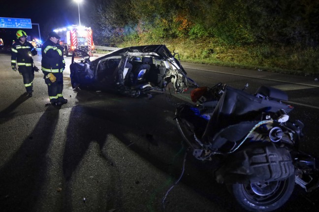 Autolenker (26) erlag nach Horrorunfall auf Westautobahn bei Pucking im Klinikum seinen Verletzungen