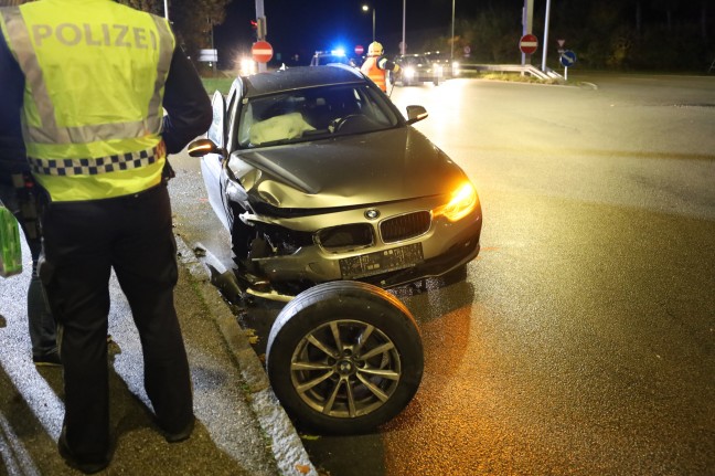 Kreuzungsunfall zwischen zwei PKW auf Pyhrnpass Strae in Thalheim bei Wels