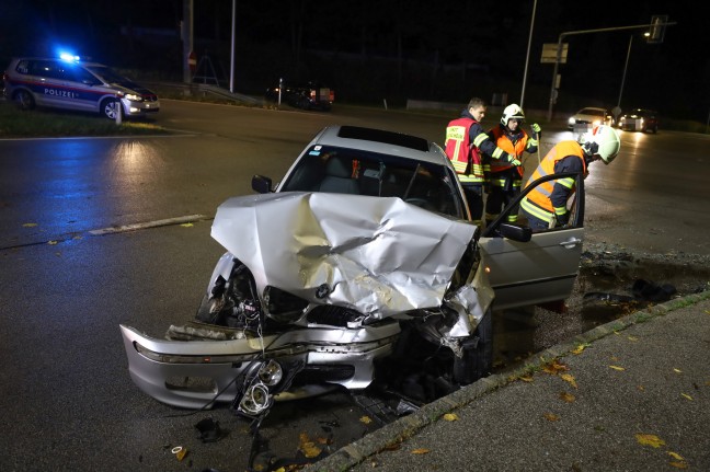 Kreuzungsunfall zwischen zwei PKW auf Pyhrnpass Strae in Thalheim bei Wels