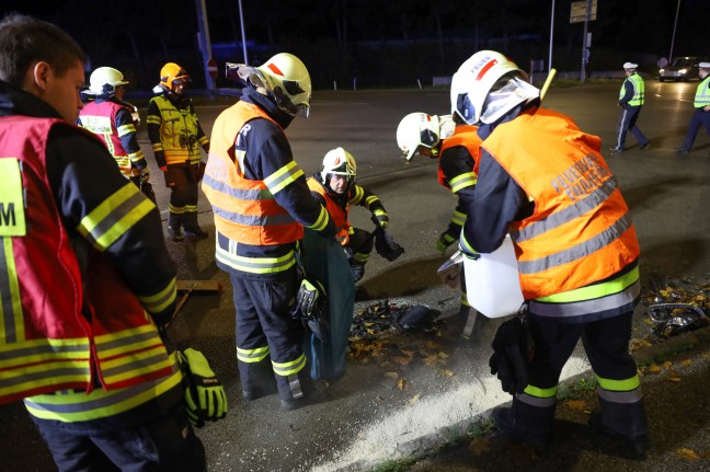 Kreuzungsunfall zwischen zwei PKW auf Pyhrnpass Strae in Thalheim bei Wels