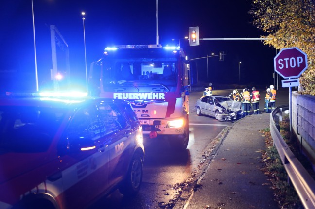 Kreuzungsunfall zwischen zwei PKW auf Pyhrnpass Strae in Thalheim bei Wels