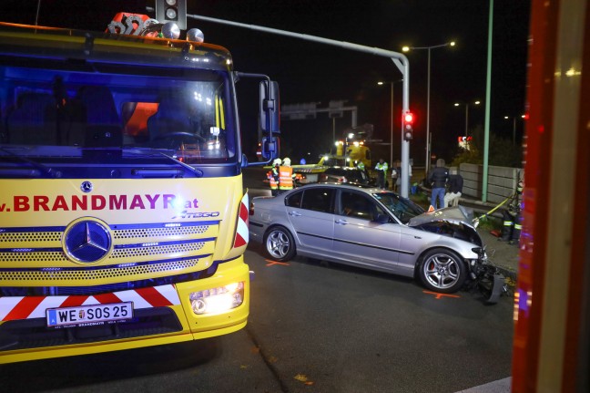 Kreuzungsunfall zwischen zwei PKW auf Pyhrnpass Strae in Thalheim bei Wels