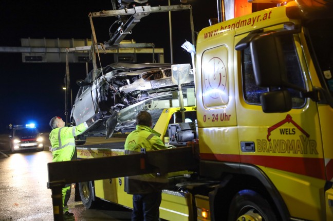 Kreuzungsunfall zwischen zwei PKW auf Pyhrnpass Strae in Thalheim bei Wels