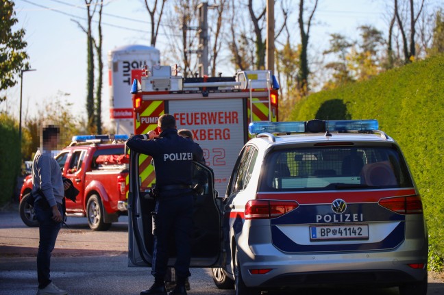 Hhenretter der Feuerwehr bei Personenrettung in einer Garage in Kirchberg-Thening im Einsatz