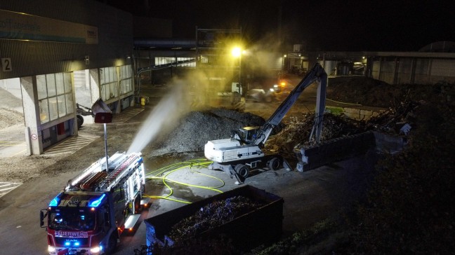 Nchtlicher Brandeinsatz bei Abfallverwertungsunternehmen in Wels-Schafwiesen