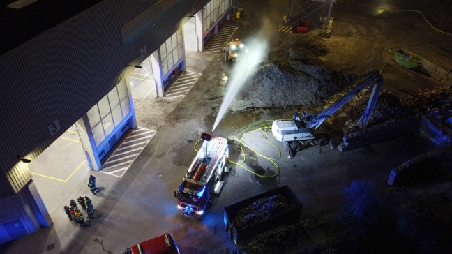 Nchtlicher Brandeinsatz bei Abfallverwertungsunternehmen in Wels-Schafwiesen