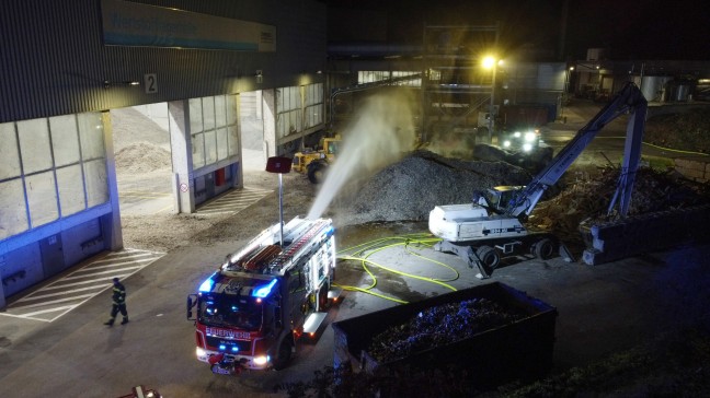 Nchtlicher Brandeinsatz bei Abfallverwertungsunternehmen in Wels-Schafwiesen