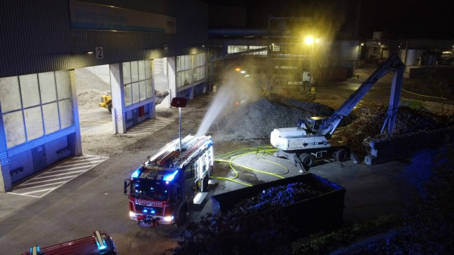 Nchtlicher Brandeinsatz bei Abfallverwertungsunternehmen in Wels-Schafwiesen