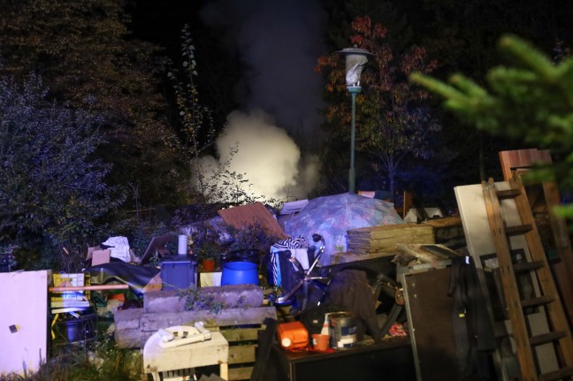 Schwieriger Löscheinsatz bei Brand einer Hütte auf einem zugemüllten Grundstück in Prambachkirchen