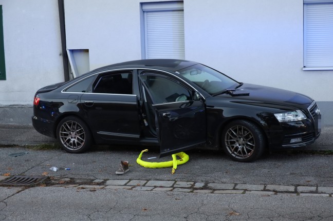 Medizinischer Notfall: Autolenkerin in Wels-Neustadt mit PKW gegen Hauswand geprallt