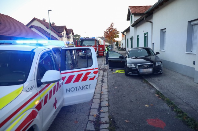 Medizinischer Notfall: Autolenkerin in Wels-Neustadt mit PKW gegen Hauswand geprallt