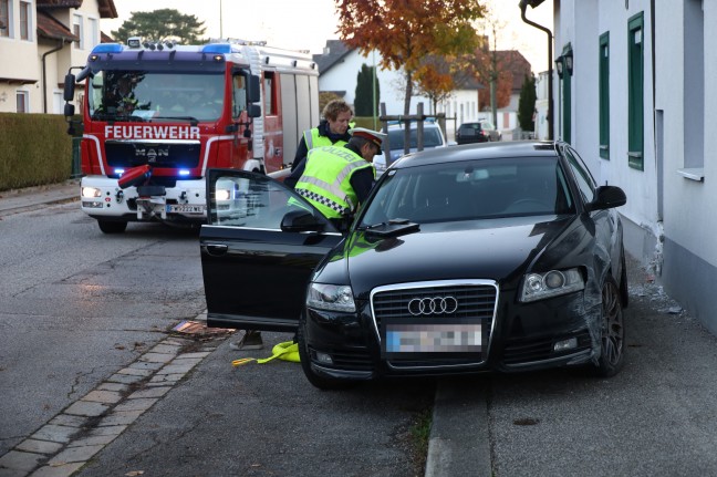 Medizinischer Notfall: Autolenkerin in Wels-Neustadt mit PKW gegen Hauswand geprallt