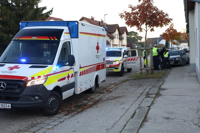 Medizinischer Notfall: Autolenkerin in Wels-Neustadt mit PKW gegen Hauswand geprallt