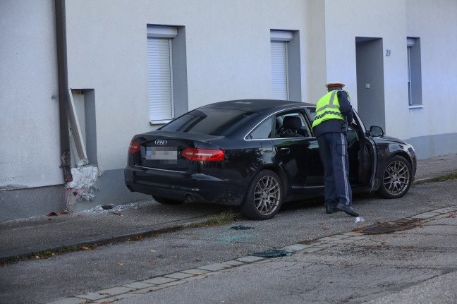 Medizinischer Notfall: Autolenkerin in Wels-Neustadt mit PKW gegen Hauswand geprallt