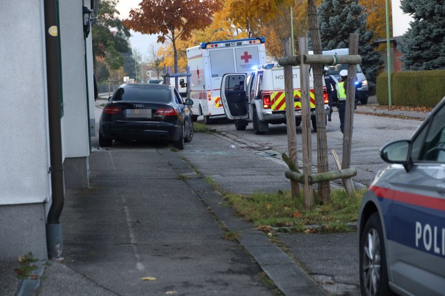 Medizinischer Notfall: Autolenkerin in Wels-Neustadt mit PKW gegen Hauswand geprallt