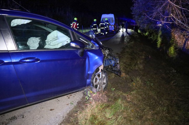 Auto bei Verkehrsunfall in Fraham gegen Baum geprallt