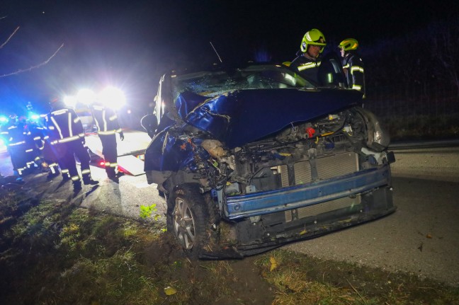 Auto bei Verkehrsunfall in Fraham gegen Baum geprallt